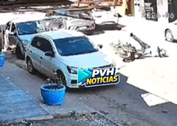 VÍDEO: Motorista abre a porta do carro e causa acidente com duas motos na zona sul
