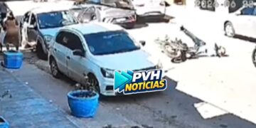 VÍDEO: Motorista abre a porta do carro e causa acidente com duas motos na zona sul