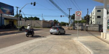 Vereador Edimilson Dourado tem solicitação atendida e instalação de placa “Direita Livre” melhora fluxo de veículos na Zona Sul