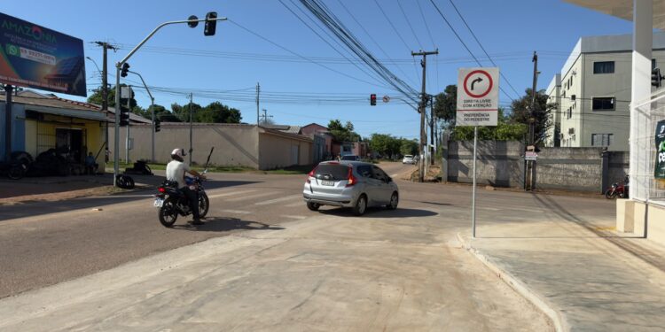 Vereador Edimilson Dourado tem solicitação atendida e instalação de placa “Direita Livre” melhora fluxo de veículos na Zona Sul