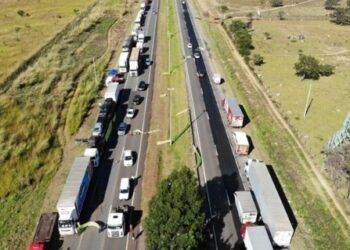 Líder de caminhoneiros anuncia paralisação da categoria nesta segunda