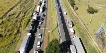 Líder de caminhoneiros anuncia paralisação da categoria nesta segunda