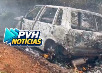 DEU PT: Fiat Uno pega fogo após acidente com capotamento na Estrada da Penal em Porto Velho – Veja Vídeo