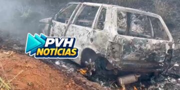 DEU PT: Fiat Uno pega fogo após acidente com capotamento na Estrada da Penal em Porto Velho – Veja Vídeo