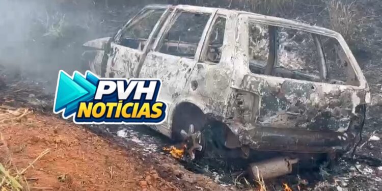 DEU PT: Fiat Uno pega fogo após acidente com capotamento na Estrada da Penal em Porto Velho – Veja Vídeo