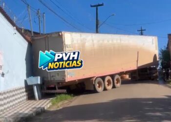 URGENTE: Carreta perde o freio em ladeira e quase derruba casa na zona sul