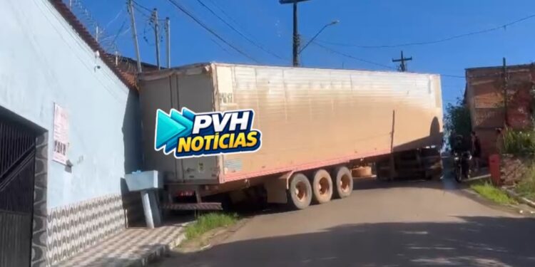 URGENTE: Carreta perde o freio em ladeira e quase derruba casa na zona sul