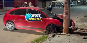 VÍDEO: Motorista de C4 bate em poste e fica ferido no centro de Porto Velho