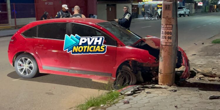 VÍDEO: Motorista de C4 bate em poste e fica ferido no centro de Porto Velho