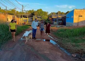 Pedro Geovar recebe denúncia de moradores e cobra recuperação da Rua Bolonha