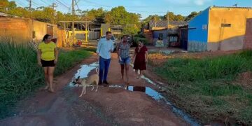 Pedro Geovar recebe denúncia de moradores e cobra recuperação da Rua Bolonha