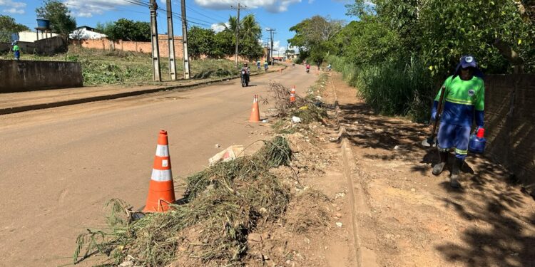 Pedido do vereador Edimilson Dourado é atendido e SEINFRA realiza limpeza de canal no bairro Castanheira