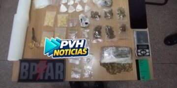 DEIXOU A SACOLA: Traficante foge e BPTAR apreende drogas no Costa e Silva