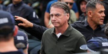 Bolsonaro recorre ao STF e pede para receber visitas de Flávio