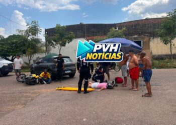 URGENTE: Passageira fica ferida após carro avançar e causar acidente com mototáxi
