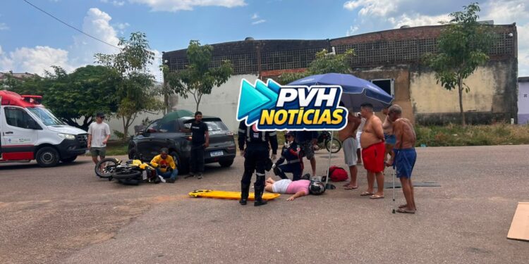 URGENTE: Passageira fica ferida após carro avançar e causar acidente com mototáxi
