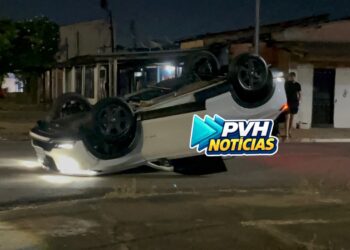 URGENTE: Motorista foge após capotar HR-V no Embratel