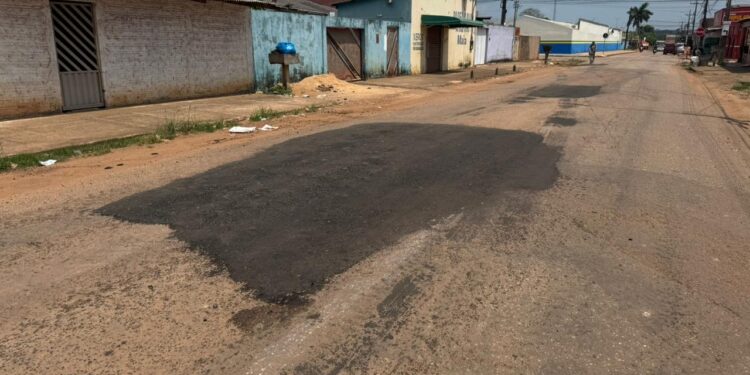 Tapa-buracos melhora condições de tráfego na Rua Percy Holder após solicitação do vereador Edimilson Dourado