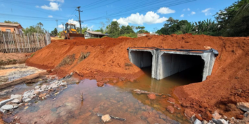 MARCIO PACELE – Aduelas substituem pontes intrafegável na rua Sete de Setembro, em Extrema