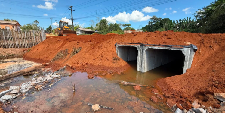 MARCIO PACELE – Aduelas substituem pontes intrafegável na rua Sete de Setembro, em Extrema