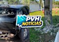PASSOU DIRETO: Direção quebra e motorista bate com carro em poste no Espaço Alternativo