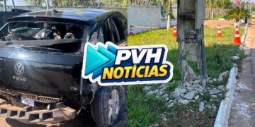 PASSOU DIRETO: Direção quebra e motorista bate com carro em poste no Espaço Alternativo