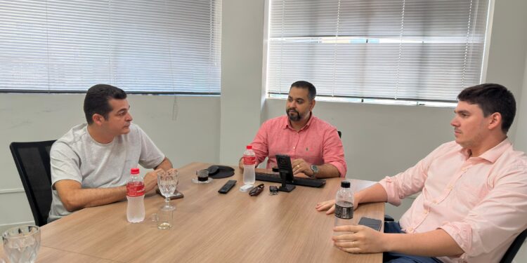 Vereador Adalto de Bandeirantes se reúne com secretário da Semed e cobra inauguração de extensão da Escola 3 de Dezembro