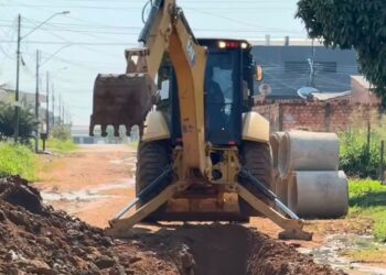 Pedro Geovar acompanha obras na Rua Aquiles Paraguaçu