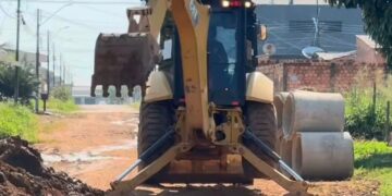 Pedro Geovar acompanha obras na Rua Aquiles Paraguaçu