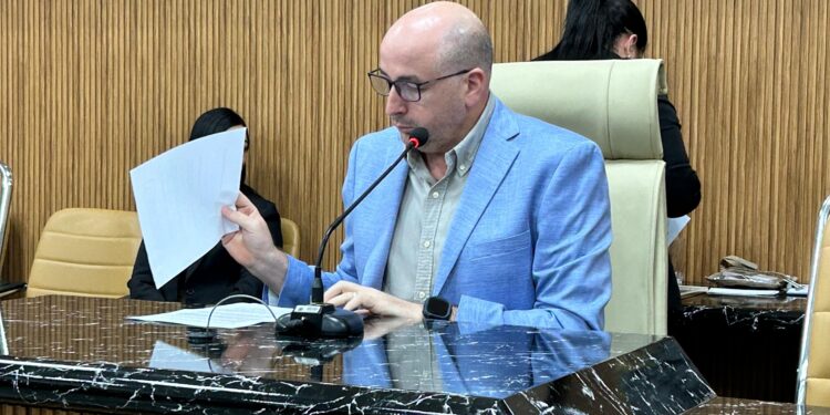 Gedeão Negreiros reitera cobrança por recapeamento urgente no Bairro Aeroclube