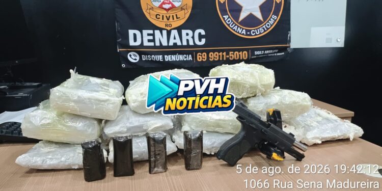 COMBATE AO TRÁFICO: Denarc e Receita Federal apreendem drogas e pistola em transportadora