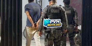 FLAGRA: Choque prende homem que agredia esposa no meio da rua em Porto Velho