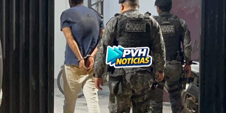 FLAGRA: Choque prende homem que agredia esposa no meio da rua em Porto Velho