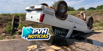 URGENTE: Silverado com feirantes capota em acidente na Rua da Beira
