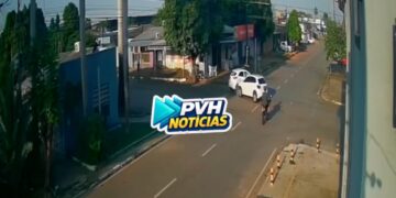 VÍDEO: Carro quase atropela trabalhador após batida em cruzamento no Nova Porto Velho