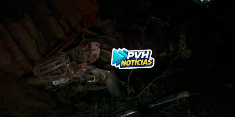 URGENTE: Caminhonete capota após motorista perder o controle na Estrada da Penal, em Porto Velho