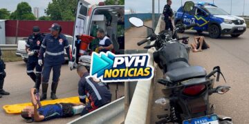 URGENTE: Motociclista bate no guard-rail e quebra a perna em viaduto na capital