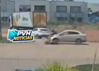 VÍDEO: Motociclista sofre fratura exposta após colisão com carro em rotatória