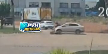VÍDEO: Motociclista sofre fratura exposta após colisão com carro em rotatória