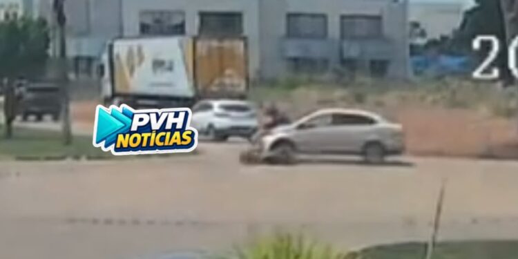 VÍDEO: Motociclista sofre fratura exposta após colisão com carro em rotatória
