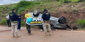 URGENTE: Motorista perde o controle e capota carro em rotatória na capital – Veja Vídeo