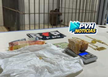 TRÁFICO: Homem é detido com crack e balança de precisão após tentar fugir da PM