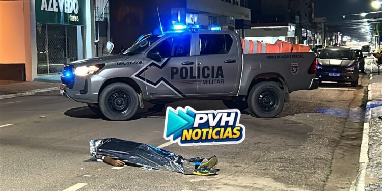 URGENTE: Morador de rua passa mal e morre no meio da rua no centro