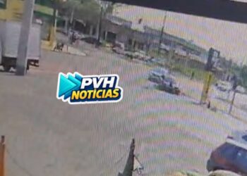 VÍDEO: Carro derruba semáforo após colisão com BYD na Rio Madeira