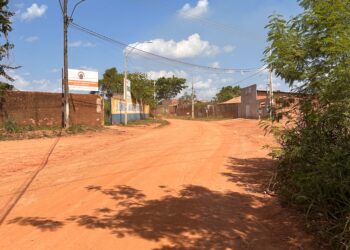 Gedeão Negreiros solicita asfaltamento em via de acesso a escola no Bairro São Francisco