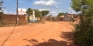 Gedeão Negreiros solicita asfaltamento em via de acesso a escola no Bairro São Francisco