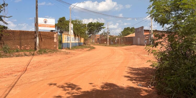 Gedeão Negreiros solicita asfaltamento em via de acesso a escola no Bairro São Francisco