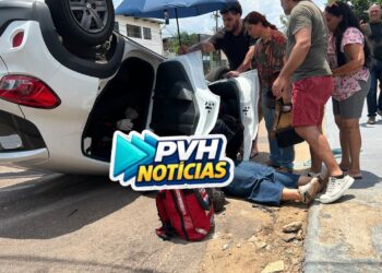 FORTE BATIDA: Motorista fica ferida em acidente com capotamento no centro