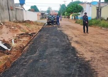Serviço de tapa buracos é realizado no bairro Castanheira a pedido do vereador Edimilson Dourado