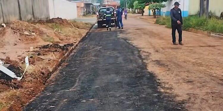 Serviço de tapa buracos é realizado no bairro Castanheira a pedido do vereador Edimilson Dourado